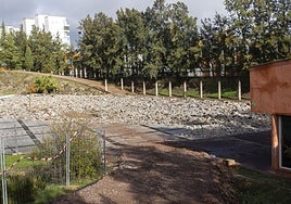 El pavimento de la explanada de Maltravieso está en proceso de ser retirado.