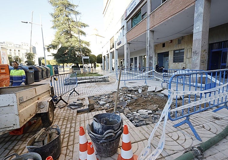 La rotura de una tubería en el centro de Badajoz provoca una inundación en San Atón