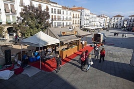 Mercadillo cacereño antes de ser desmontado por la lluvia.