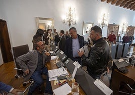 El presidente de la Diputación de Cáceres, Miguel Ángel Morales, charla con Sergio Rey, portavoz del PP en Diputación (primero por la derecha) momentos antes del inicio del pleno de este martes.