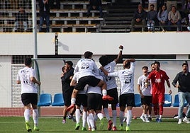 El Plasencia celebra uno de sus úlimos goles.