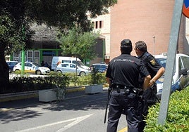 Agentes de la Policía Nacional en el exterior del hospital de Mérida.