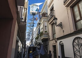 Operarios retirando los toldos de San Juan este martes.