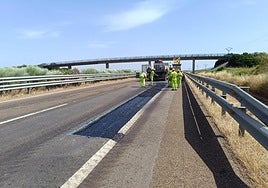 Reparación de firme en la calzada de la Autovía de la Plata.