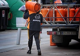 Butanero llevando una bombona de butano