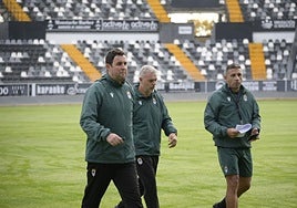 Miguel Ángel Ávila, junto a Juanma Jiménez y Carlos Luengo, durante su priemra sesión de entrenamientos como nuevo técnico del Badajoz.