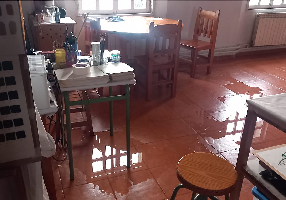 Los charcos de agua ha aparecido en las aulas tras las últimas lluvias.