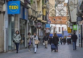 Personas por la calle Cervantes, donde se concentra un buen número de tiendas, esta mañana.