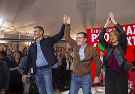 Pedro Sánchez, presidente del Gobierno, Miguel Ángel Gallardo, candidato a la Presidencia de la Junta, y Piedad Álvarez, portavoz parlamentaria, en el acto del PSOE en Mérida.