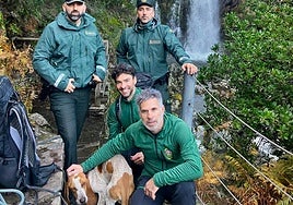 Efectivos que han intervenido en el rescate posan con el animal.