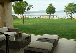 Vistas del embalse de Valdecañas desde una de las villas de lujo.