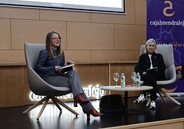 La periodista de HOY Rocío Romero moderando el encuentro de Rosa Díez en Badajoz.