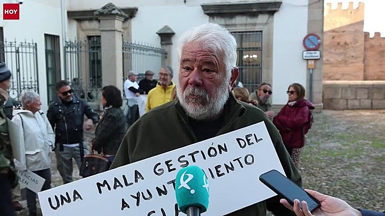 Los vecinos de la finca Cuartos del Baño protestan en el pleno de Cáceres contra su aislamiento