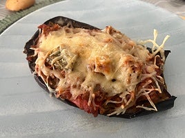 Berenjenas rellenas con verduras y queso gratinado