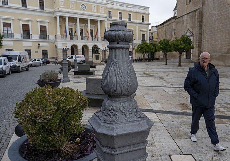 Las farolas María Cristina de plaza de España de Badajoz cumplen un año rotas