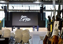 Preparativos este jueves por la tarde de uno d e los escenarios de la II Feria Agroalimentaria Espiga que organiza Caja Rural de Extremadura.