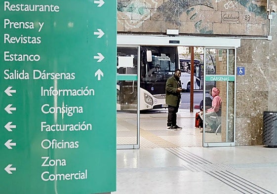 Personas sin hogar que pernoctan en el entorno de la estación de autobuses.