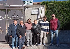 Familiares de María Bazaga Grande junto a la placa que lleva desde este jueves la residencia de Plena Inclusión.