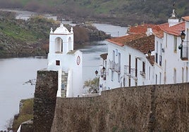 Mértola, en el Alentejo, se asoma al Guadiana.