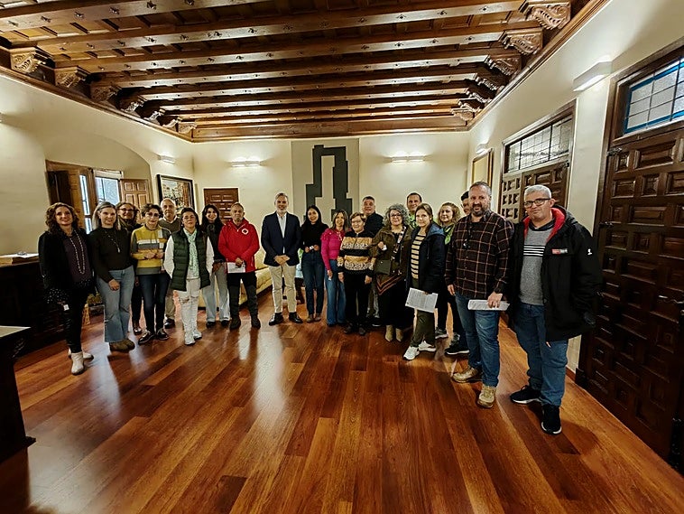 Pizarro entrega las llaves del antiguo colegio San Miguel a los colectivos