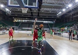 DJ Foreman, en una acción ofensiva ante la Cultural.
