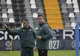 Miguel Ángel Ávila (derecha) durante su primer entrenamiento al frente del Badajoz.
