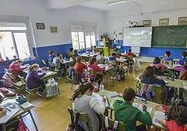 Alumnos durante una clase en un colegio de Badajoz.