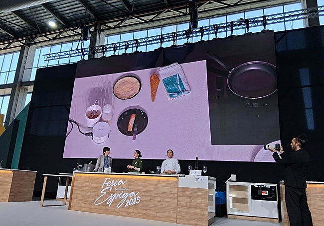 Los asistentes podían ver la evolución del plato en una pantalla gigante.