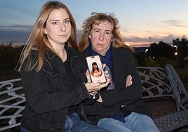 Rocío Varela e Isabel Pinero, hermana y madre de María, con una foto de la mujer asesinada.