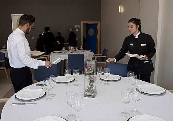 Alumnos de la Escuela de Hostelería de Mérida en el restaurante del centro.