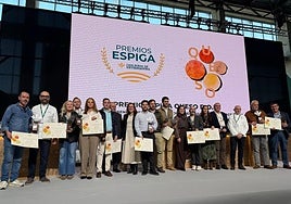Foto de familia de los premiados con la Espiga de Oro a los mejores quesos.