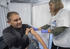Una enfermera vacuna a un hombre en una de las jornadas de tarde y sin cita en esta campaña.
