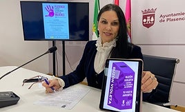 Mayte Díaz, concejala de Igualdad, presenta los buzones violetas.