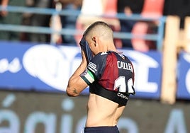 Callejón se lamenta de una ocasión fallada en la derrota del Extremadura frente al Almería B en el Francisco de la Hera.