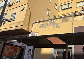 Fachada de Ricardo Carapeto en la que se han desprendido varios cascotes esta mañana.