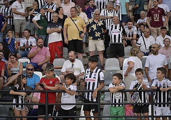 Aficionados del Badajoz en la grada del Nuevo Vivero.