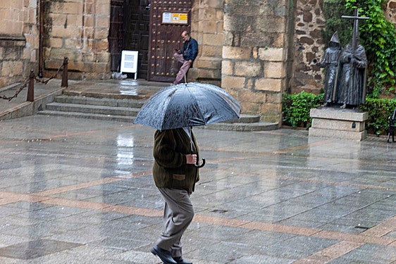 El frente frío deja más 27 litros en la región y rachas de 61 kilómetros por hora