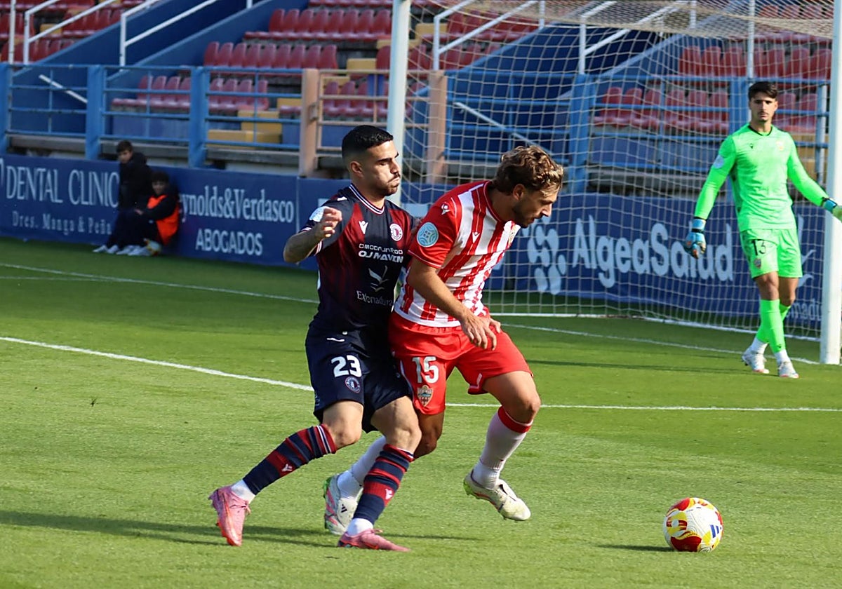 Diego Díaz lucha por un esférico ante un defensor del Almería B.