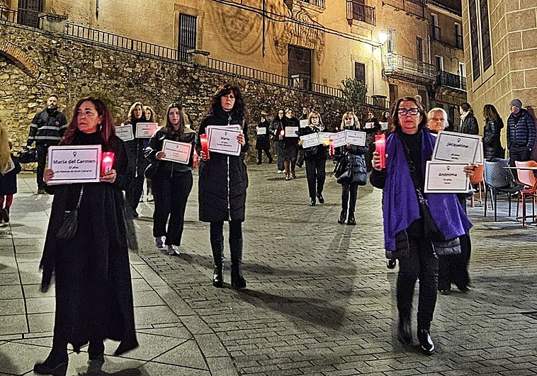Ropa negra, nombres y velas recuerdan en Cáceres a las víctimas de la violencia machista