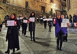 Mujeres participantes en la vigilia feminista de este domingo.