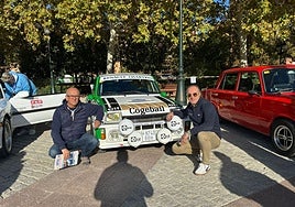 José Luis Barriga y Manuel Jesús Reales posan con su Golf GTI.