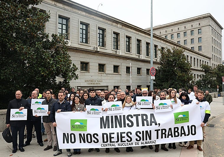 Los trabajadores de Almaraz reclaman a Yolanda Díaz en Madrid la continuidad de la central nuclear