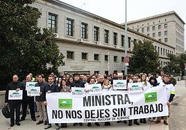 Los trabajadores de Almaraz reclaman a Yolanda Díaz en Madrid la continuidad de la central nuclear