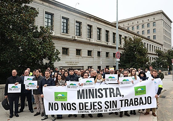 Los trabajadores de Almaraz reclaman a Yolanda Díaz en Madrid la continuidad de la central nuclear