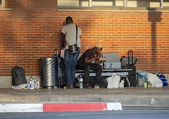 La estación de autobuses es uno de los lugares donde más personas buscan refugio.