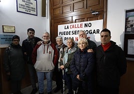Miguel Gambín, con representantes de otras asociaciones y colectivos que piden una reunión al Ayuntamiento para dar solución a las personas que duermen en las calles en Badajoz.