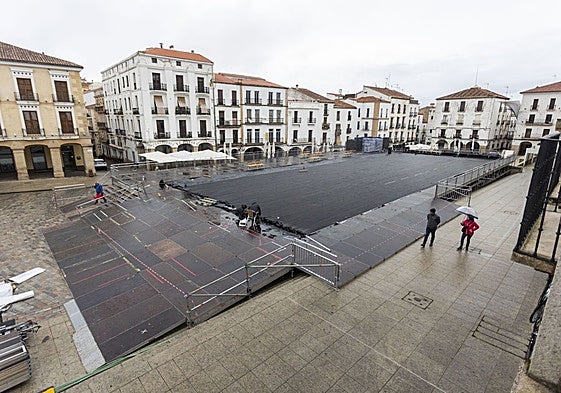 Imagen del montaje de la pista de hielo de la Plaza Mayor.