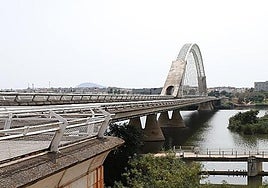 Vista del Puente Lusitania desde el Paseo de Roma.