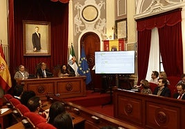 Sorteo electoral celebrado este lunes en el Ayuntamiento de Badajoz para elegir los integrantes de las mesas electorales del próximo 21-D.
