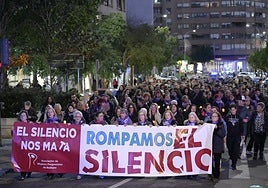 La marcha del 25N recorrió este martes las avenidas del centro de Badajoz.